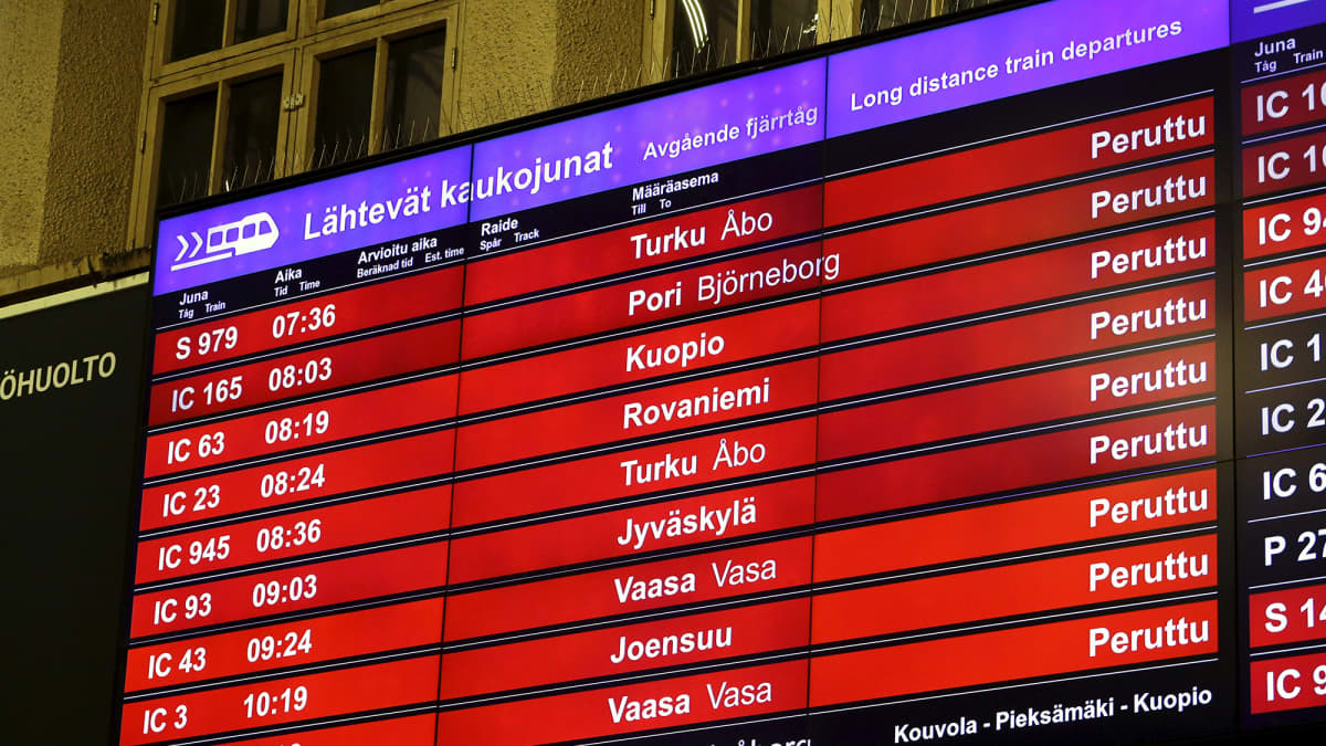 Lähtevien kaukojunien aamun perutut vuorot näkyvät näytöllä Helsingin Rautatieasemalla varhain perjantaiaamuna 21. toukokuuta.
