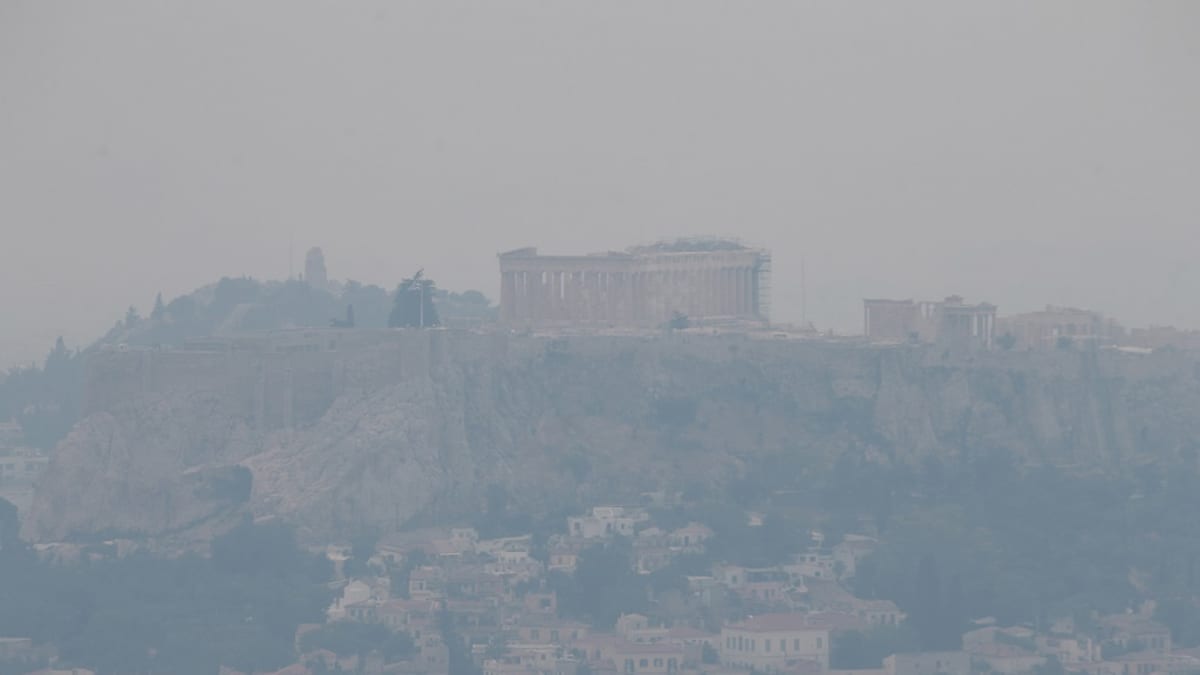 Akropolis-kukkula ja Ateenan kaupunki savun peittämänä.