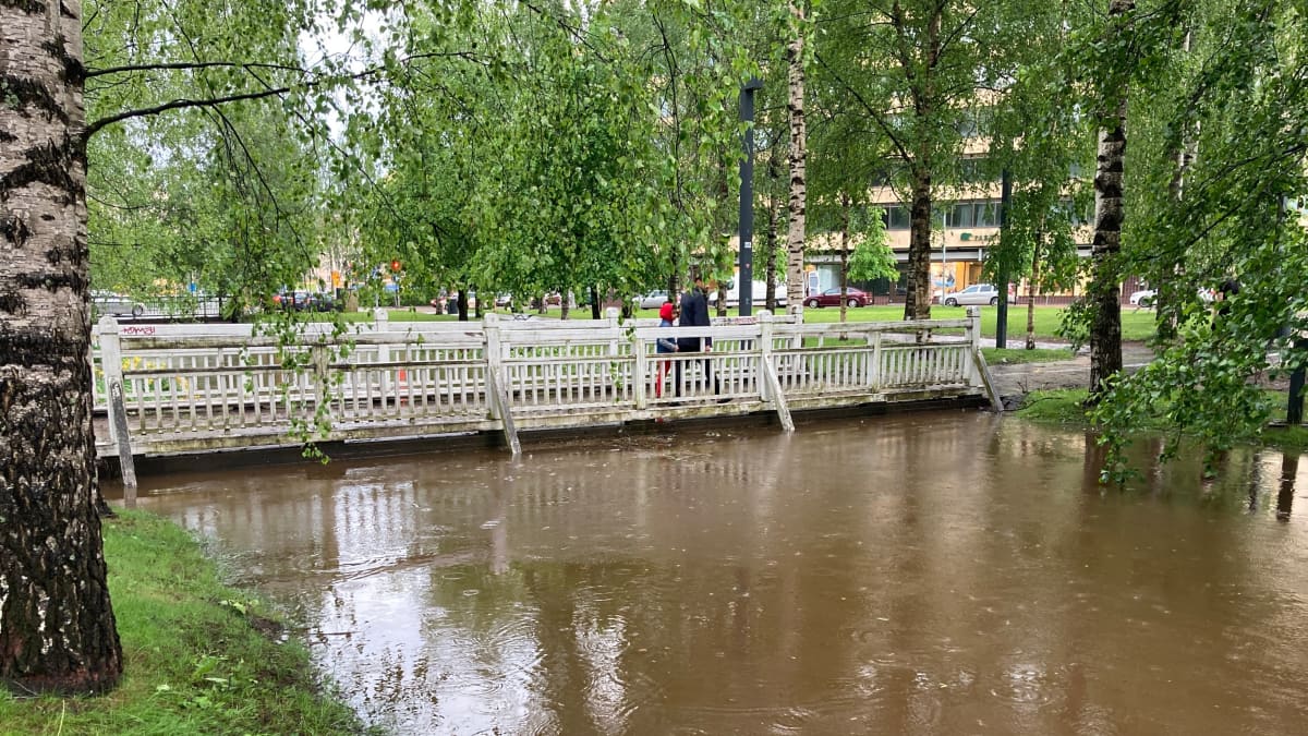 Oulun keskustan Plaanaojan pinta nousi tavanomaista korkemmalle maanantain rankkasateiden vuoksi.