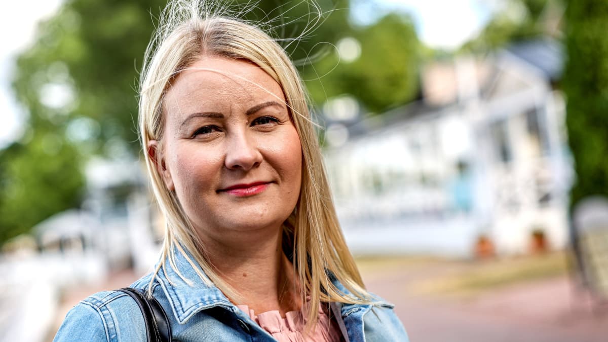 Heidi Ranta kiittelee Naantalin kauniita kukkaistutuksia ja merimaisemia. Kohde sopii hänen mielestään yhtä hyvin sekä aikuisille että lapsille. 