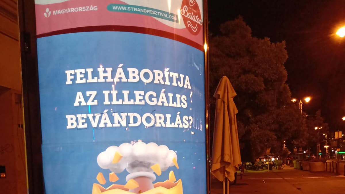 Hallituksen kansallisen mielipidekyselyn mainoskampanja, Budapest Unkari, emoji, heinäkuu 2021