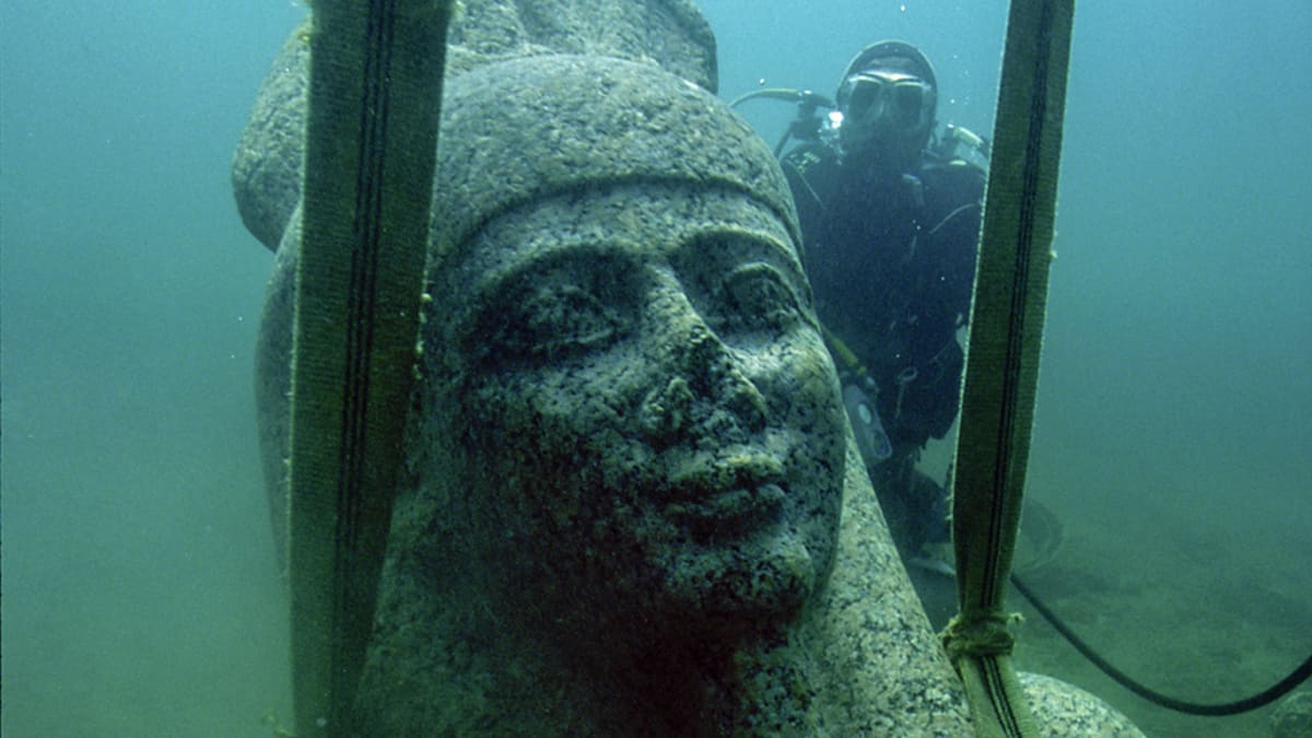 Valtaisiin kiinnitetyn patsaan vieressä uiva sukeltaja on patsaan kasvojen pituinen. 