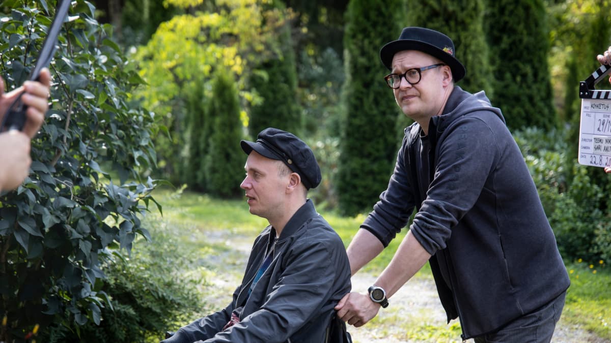 Ohjaaja Teemu Nikki ja näyttelijä Petri Poikolainen elokuvan kuvauksissa.