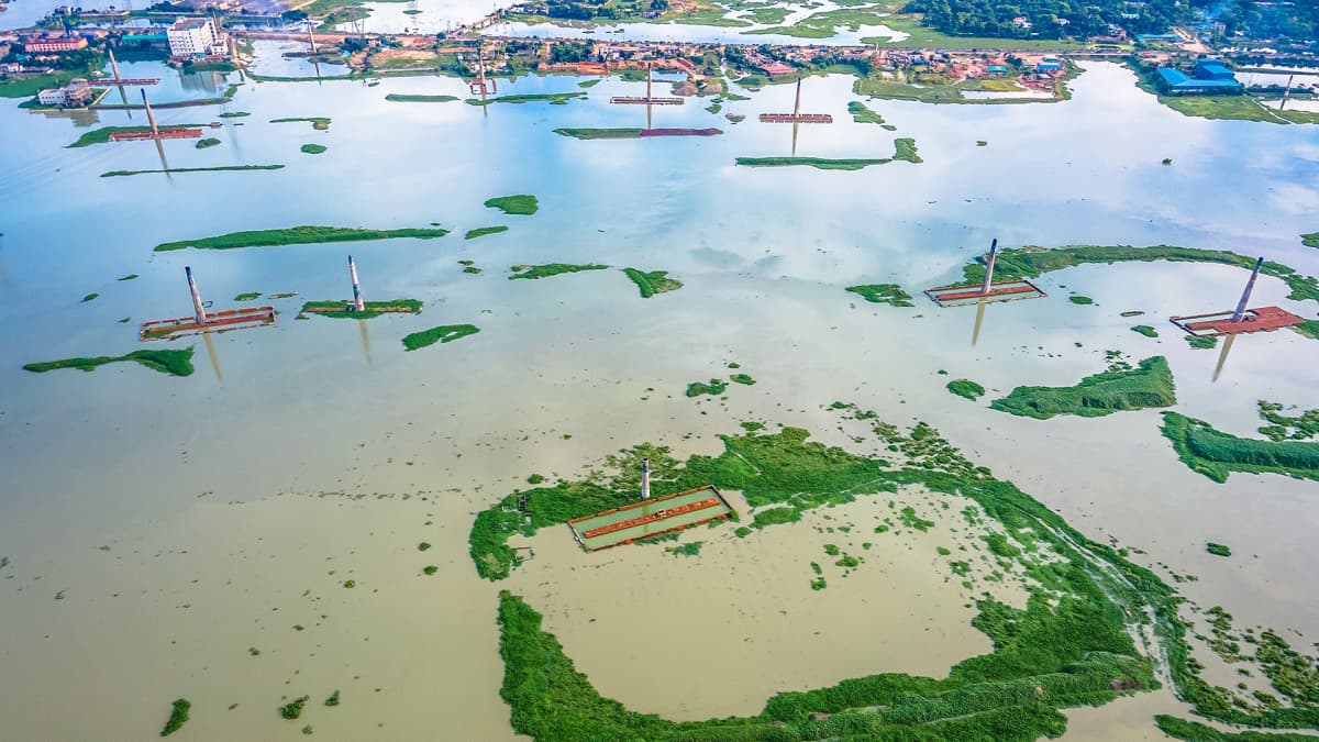 Ilmakuva tulvaveden alle jääneestä teollisuusalueesta Dhakassa Bangladeshissa syyskuussa 2021.