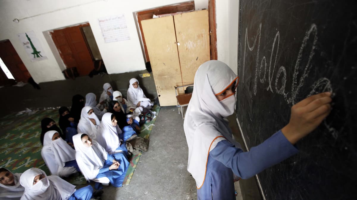 Tyttöjä koululuokassa Mingorassa Pakistanissa, josta Nobelin rauhanpoalkinnon saanut Malala Yousafzai on kotoisin.