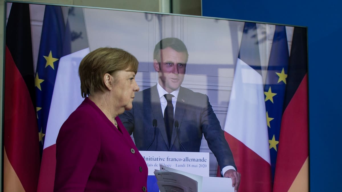 Angela merkel, Macron taustalla