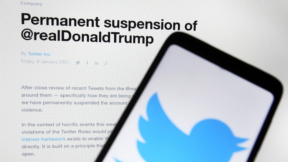 
Kuvassa Twitterin logo ja teksti "Permanent suspension of @realDonaldTrump"