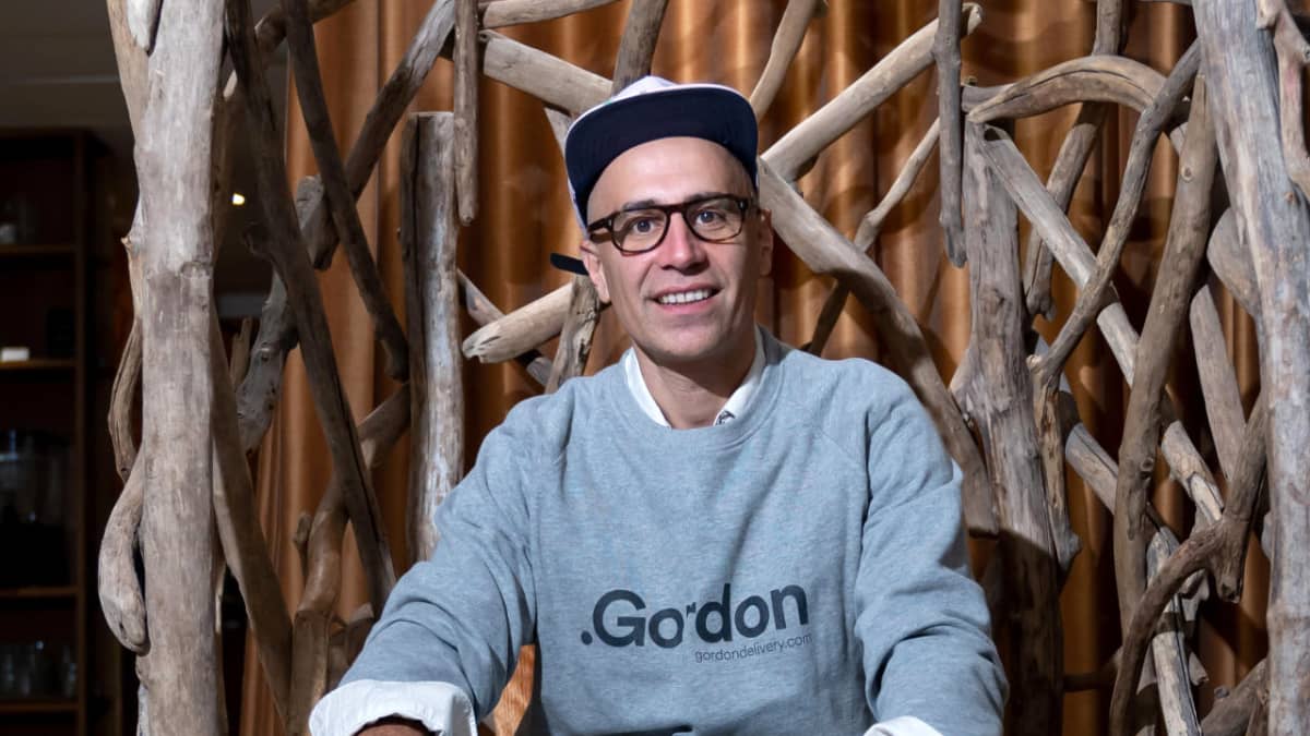 Ruotsalaisen ruuan jakeluyhtiö Gordon Deliveryn toimitusjohtaja Ali Ghoce istuu hotelli Klaus K:n aulassa.
