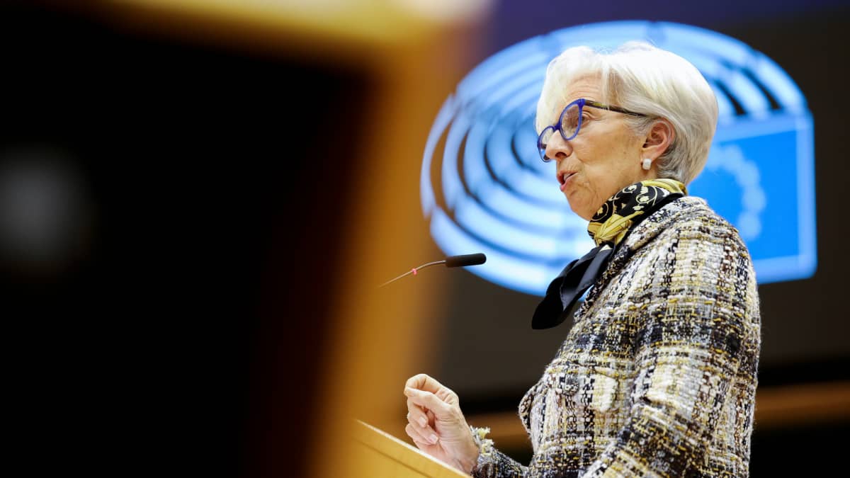 Christine Lagarde puhujanpöntössä.