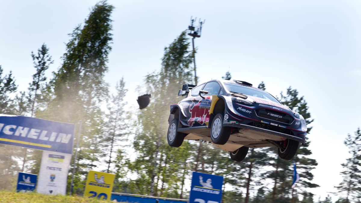 Sebastien Ogier hyppää M-Sportin Fordilla Jyväskylän MM-rallissa 2018