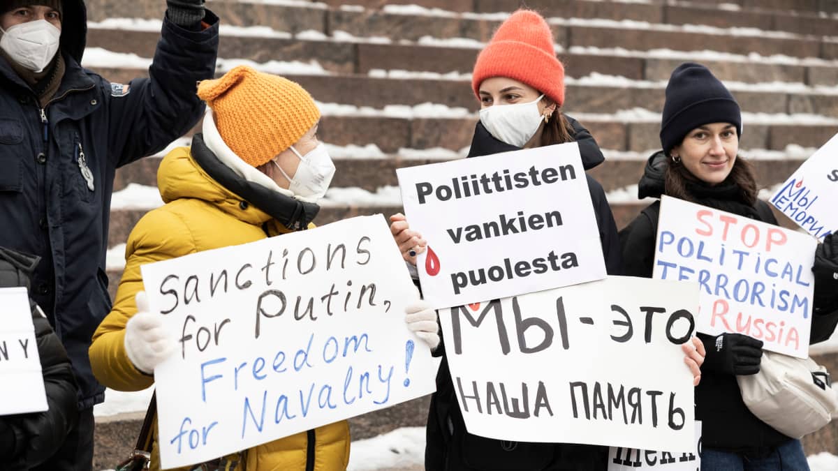 Aleksei Navalnyin vapauttamista vaativa mielenosoitus Helsingin Senaatintorilla 16.1.2022