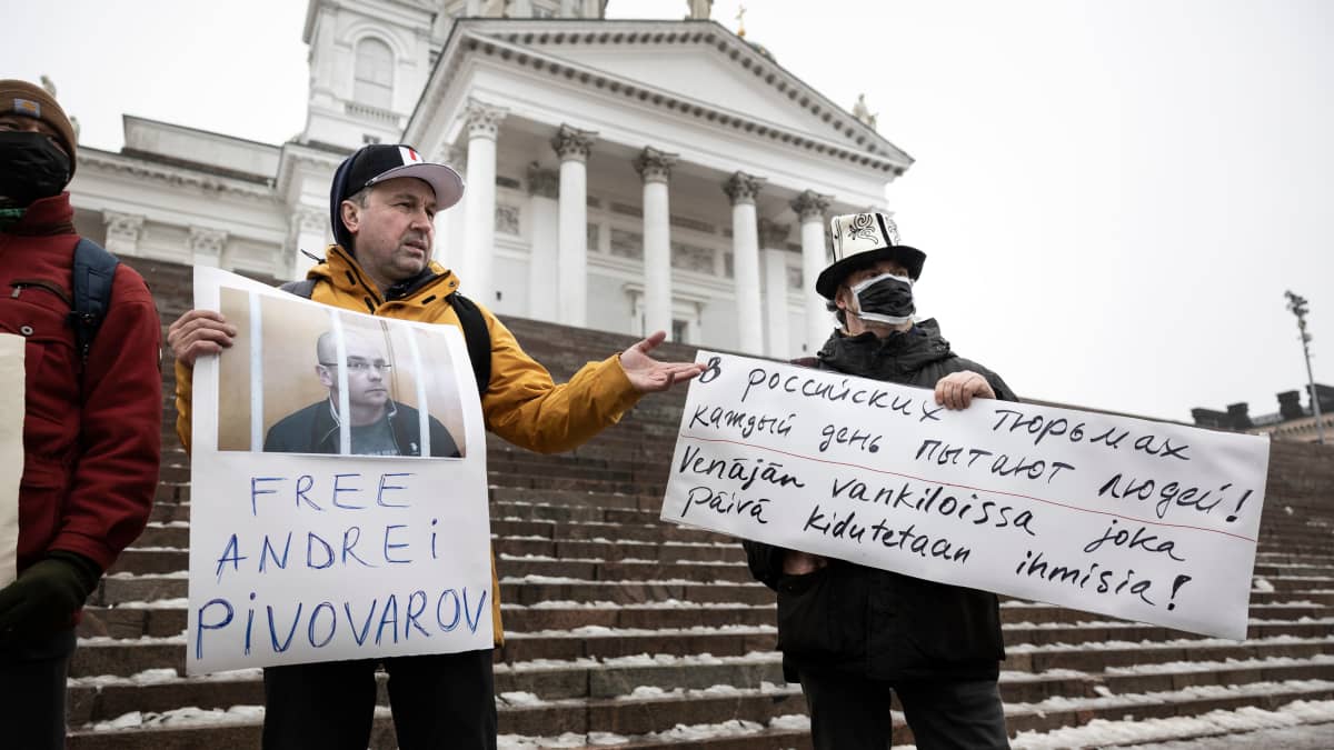 Aleksei Navalnyin vapauttamista vaativa mielenosoitus Helsingin Senaatintorilla 16.1.2022 Petr Rafimov ja Jukka Mallinen