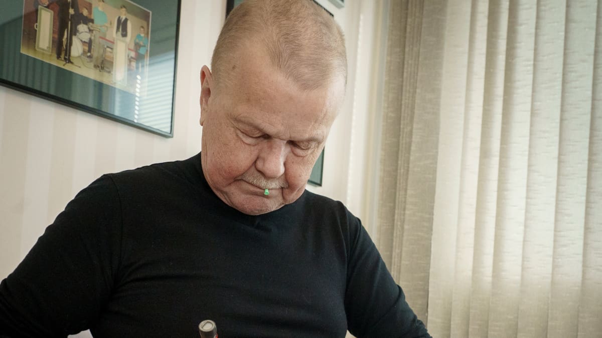 Harri Lyytikäinen piikittää itseensä insuliinia.
