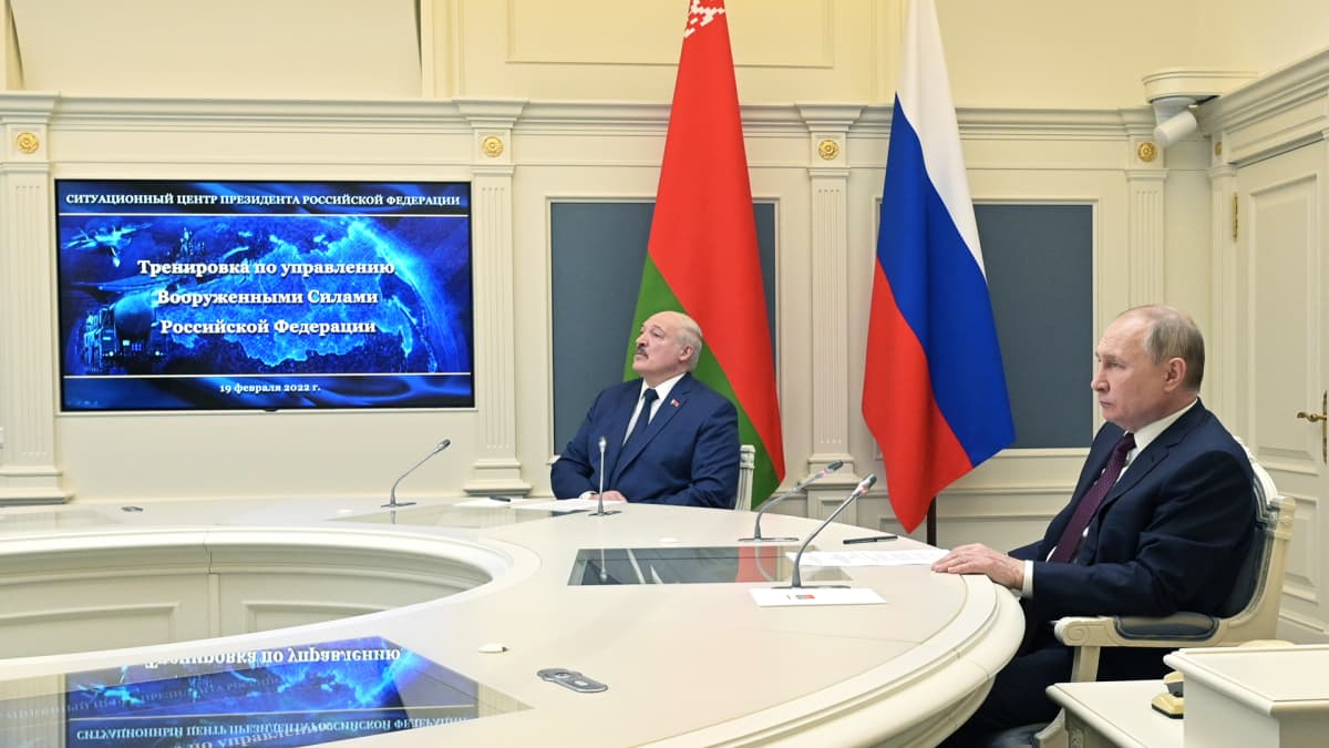 Presidentit Vladimir Putin ja Aljeksandr Lukashenka seuraavat Venäjän ja Valko-Venäjän ohjusjoukkojen harjoitusta Kremlissä.