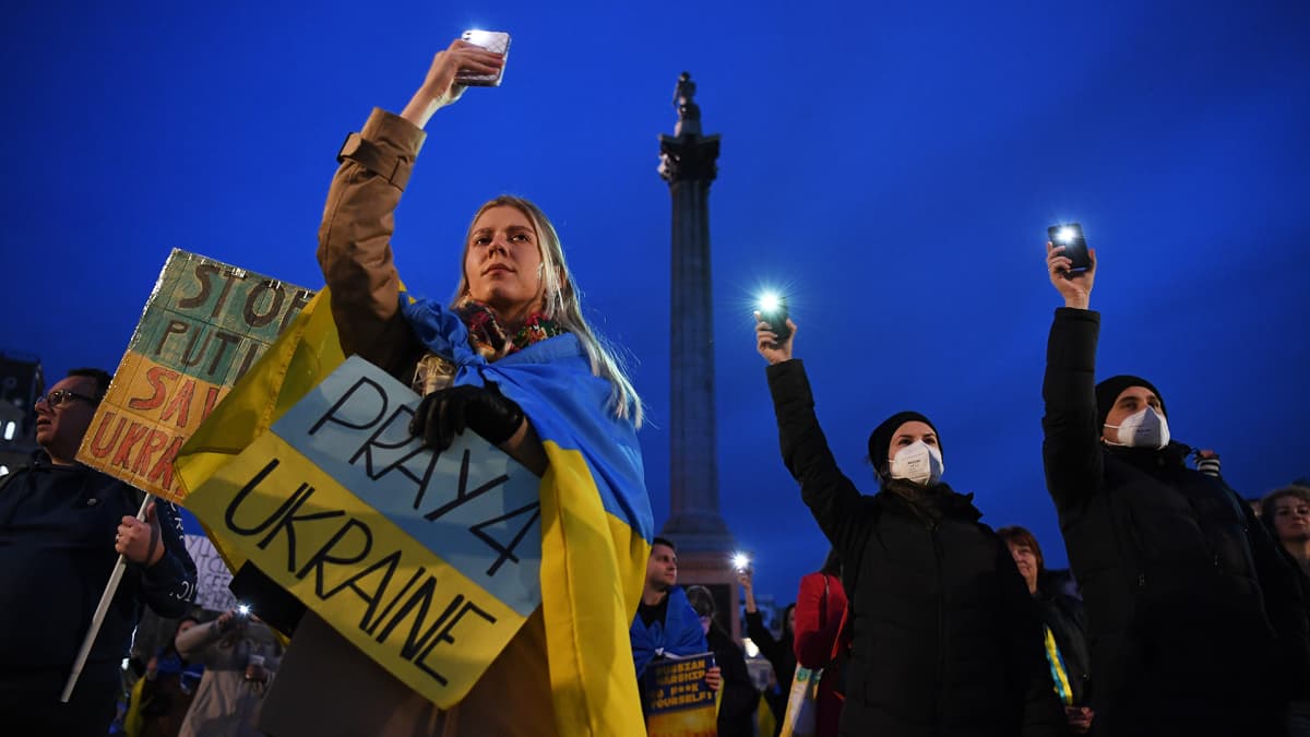 Ukrainaa tukeva mielenosoitus Trafalgar Squarella Lontoossa.