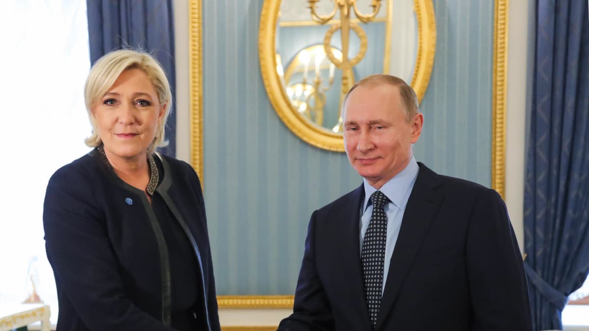 Le Pen ja Putin kättelevät, Putinilla muikea hymy.
