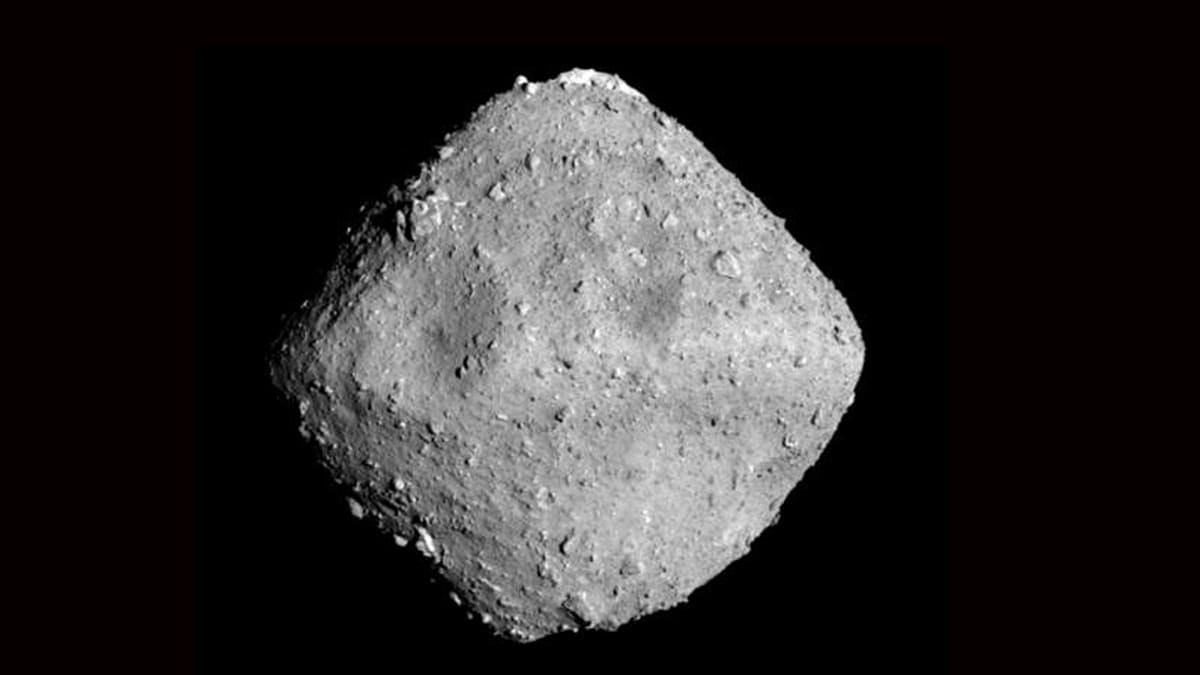Mustavalkoinen kuva asteroidista.