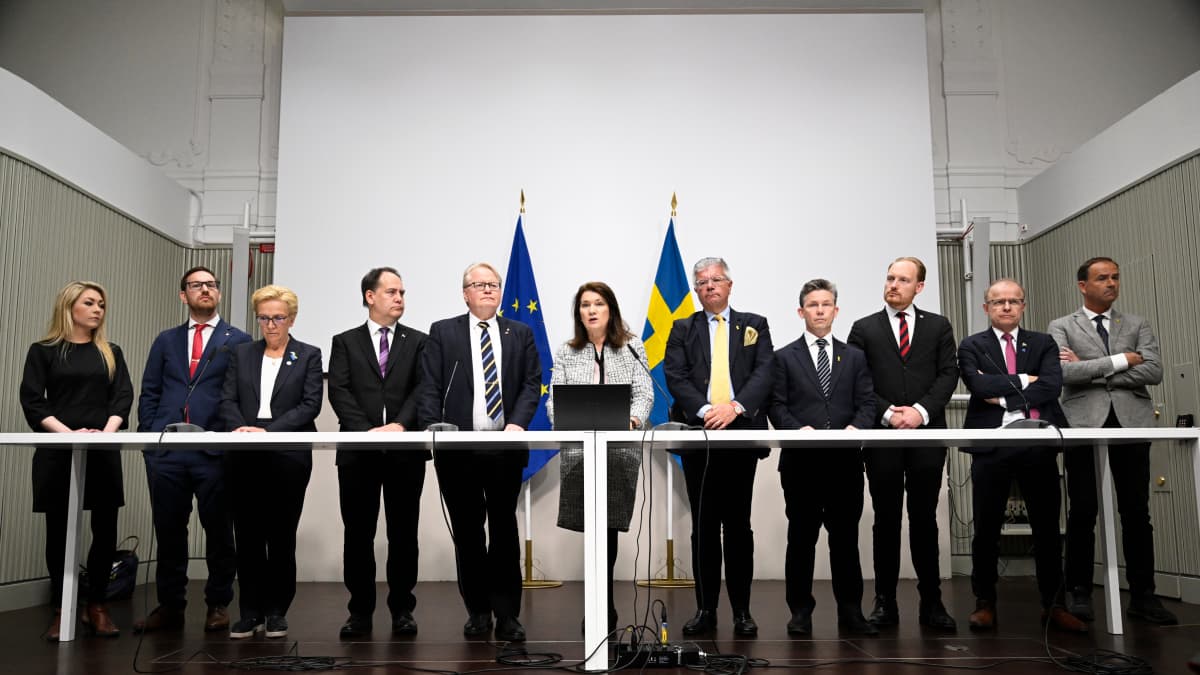 Ruotsin turvallisuuspoliittisen selonteon selvitysryhmä ja ulkoministeri Ann Linde sekä puolustusministeri Peter Hultqvist.