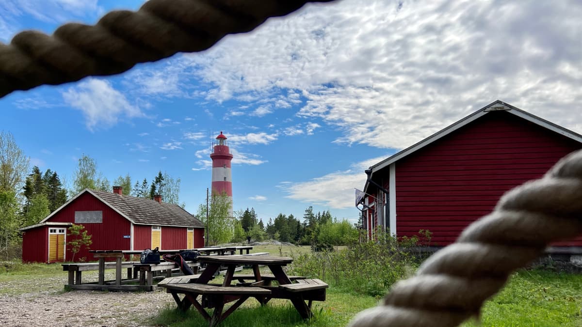 Kuvassa Sälgrundin Luotsiaseman pihapiiri