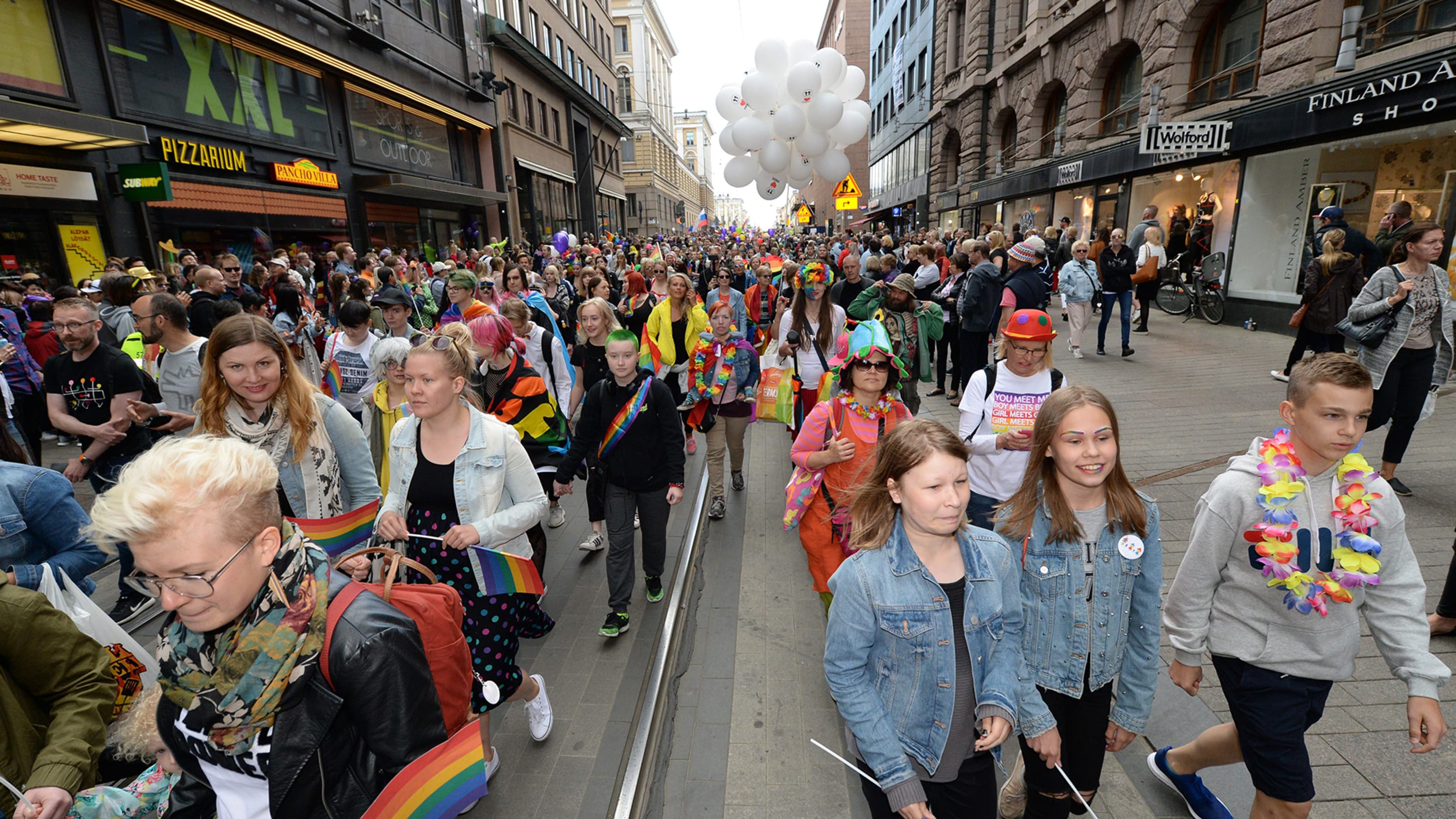Число участников гей-парада оценивается в сто тысяч | Yle