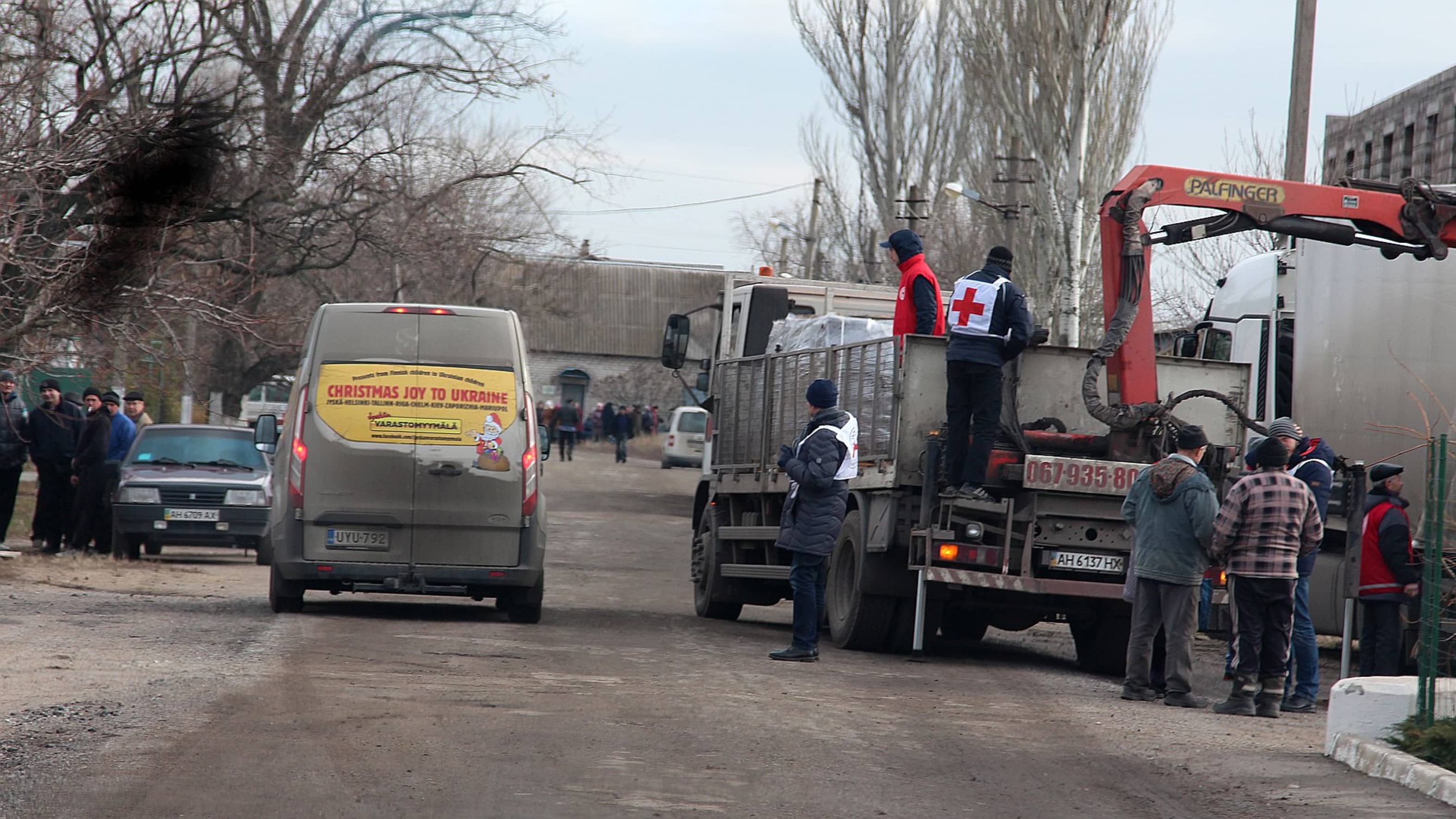 Tonttujoukko vie pakettiautoilla jouluiloa Ukrainaan – vakuutus lakkaa 15  kilometriä ennen sotatoimialuetta | Yle