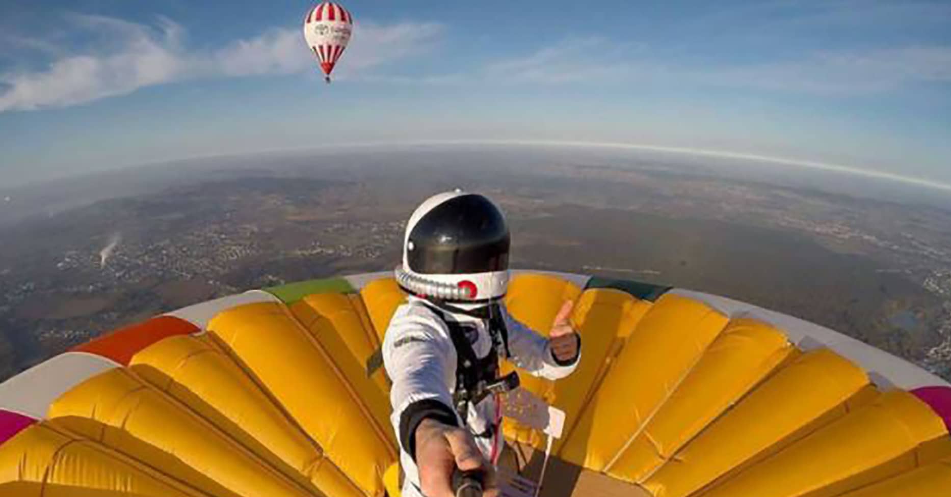 Katso huima video – Ranskalaismies rikkoi ennätyksen seisomalla kuumailmapallon päällä 3 637 metrin korkeudessa