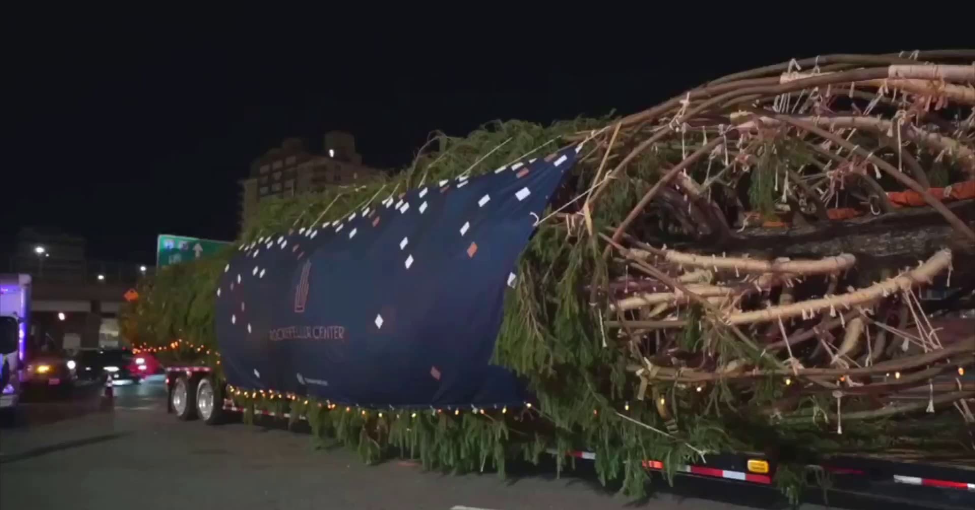 Katso videolta, kuinka erittäin pitkä kuljetus saapuu Manhattanille – kyydissä tuttu joulunajan symboli