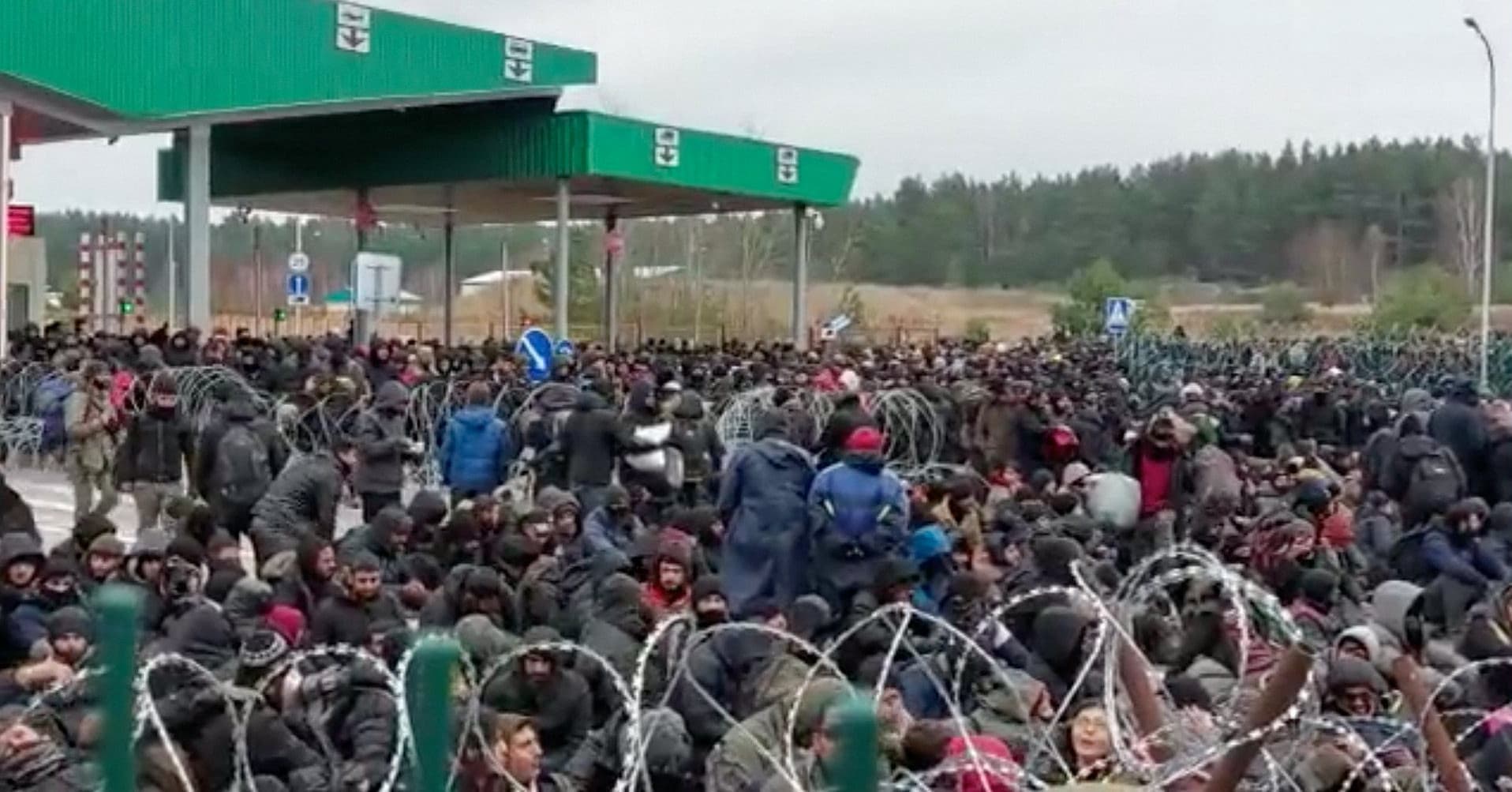 Ylen kirjeenvaihtaja kertoo Valko-Venäjän pakottaneen siirtolaisia rajanylityspaikalle, Brysselistä on tulossa pakotteita – lue Puolan rajakriisin tuoreet käänteet