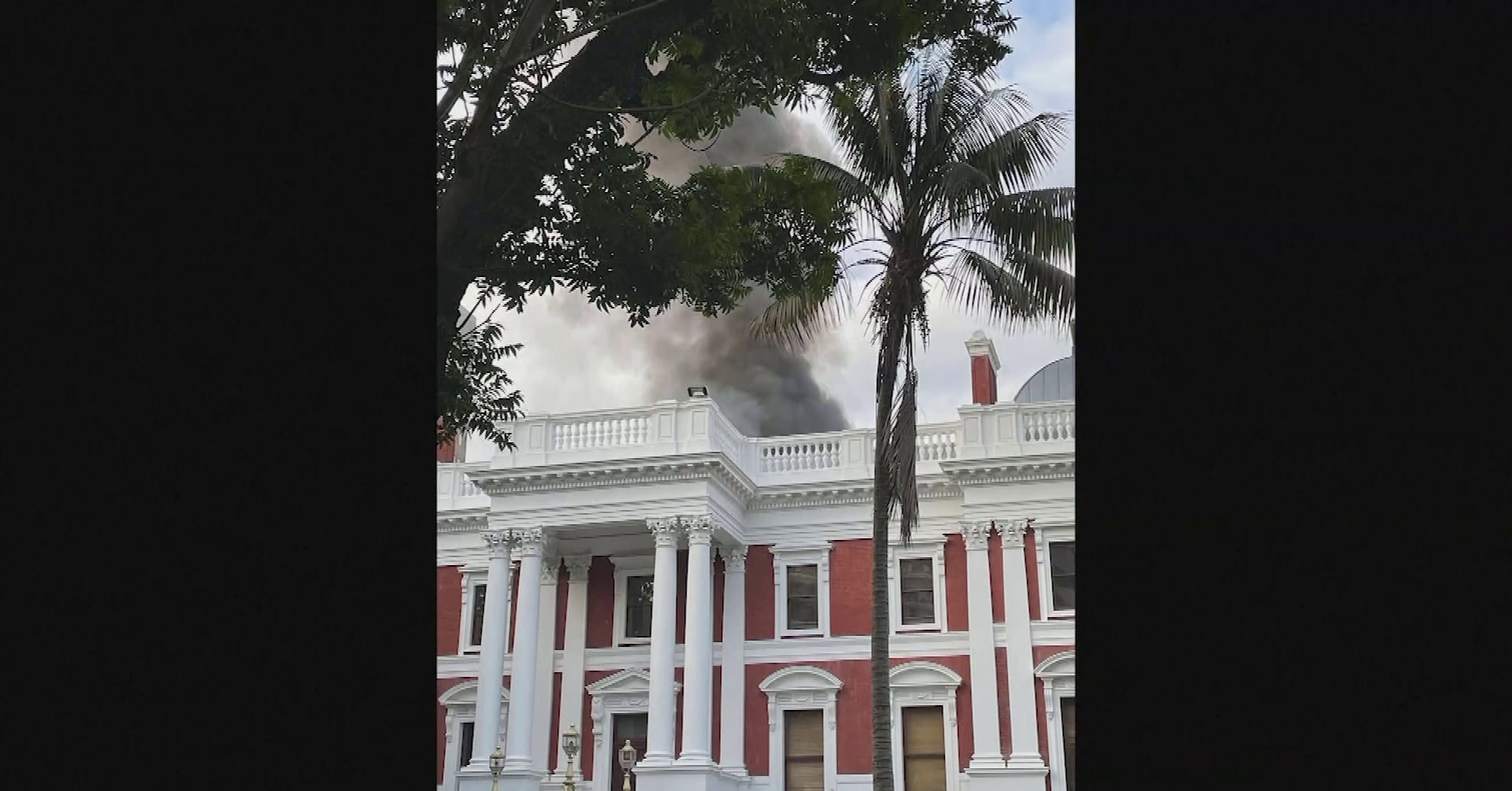 Katso video: Etelä-Afrikan parlamenttitalo liekeissä Kapkaupungissa
