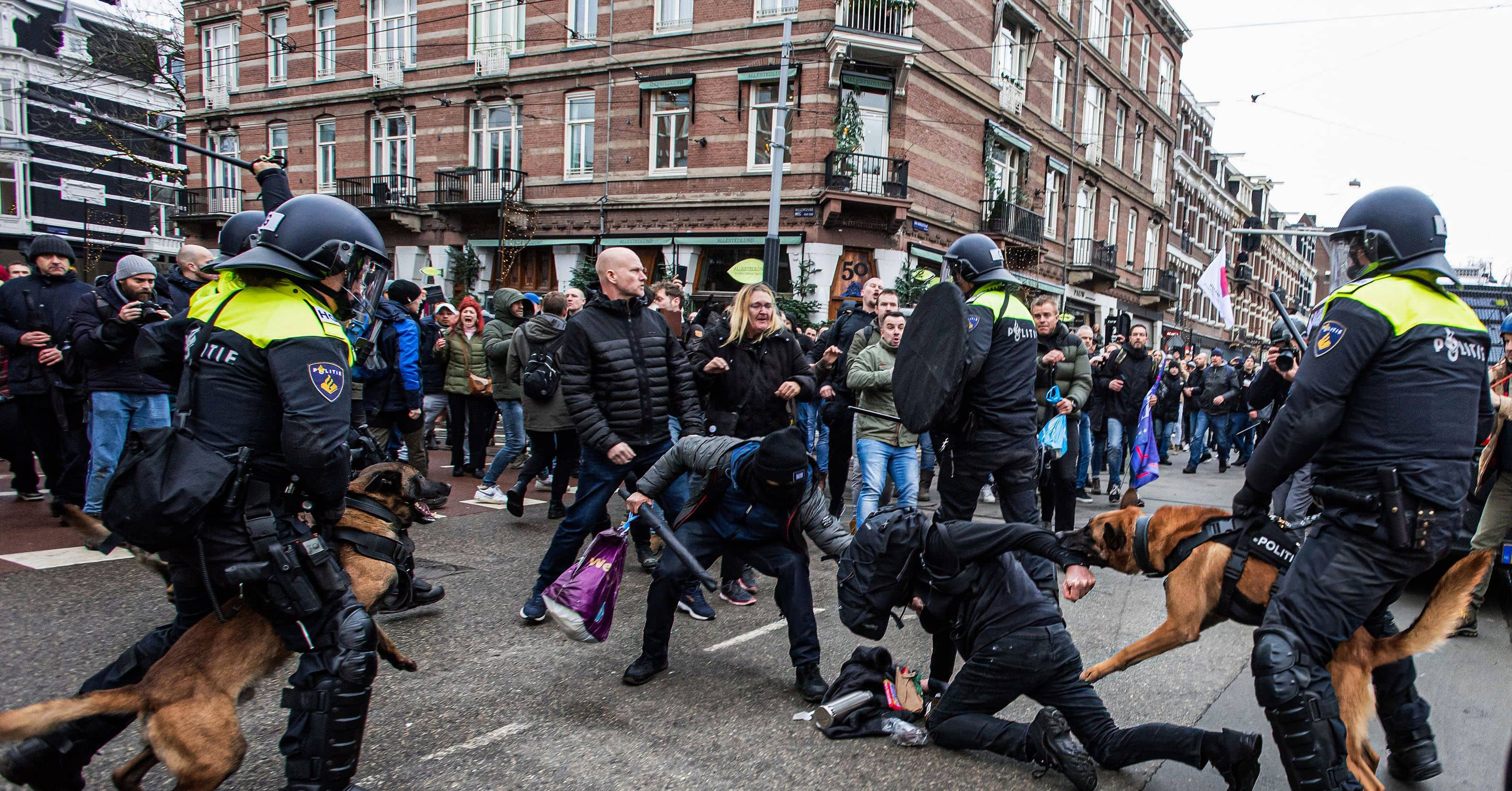 Amsterdamissa osoitettiin mieltä koronarajoituksia vastaan – luvaton protesti johti yhteenottoihin