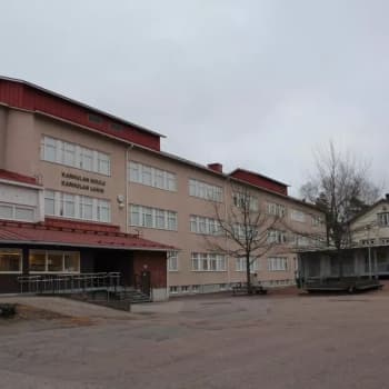 Yö koulussa oman lukion puolesta - Karhulan lukiolaisilta mielenilmaus keskittämissuunitelmia vastaan