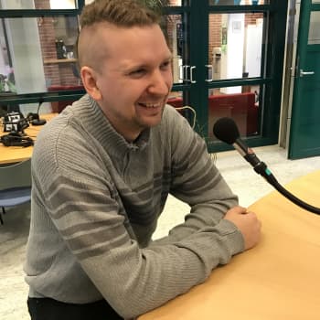 Joni Lähde alkoi imitaattoriksi matkimalla rippikoulussa pappia – ”Se on harvoja kertoja, kun Lopella on kirkossa taputettu"