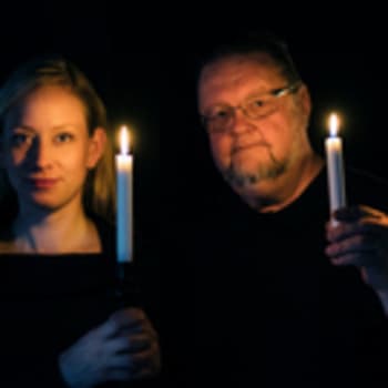 Risto ja Jenni ovat luutun ja lasitaiteen lumoissa Turun Pyhän Katariinan kirkossa