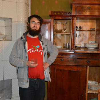 Pontus Westmalm förevisar Korsnäs prästgårdsmuseum
