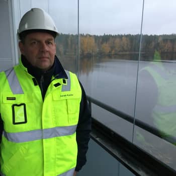 Pyhtää tekee poikkeuksellisen ratkaisun - kunnanvirasto muuttaa vuokralle pienempiin tiloihin järven rannalle