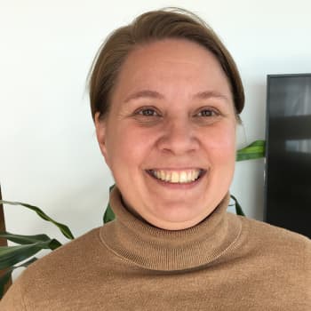 Kuoron keskelle syntynyt - oikeustradenomi Mirka Rautakoski