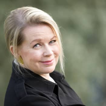 "Mikä saa ajattelemaan, että sota kaukana olisi vähäpätöisempi tai sen jäljet vähemmän kipeitä?" kysyy Elina Hirvonen