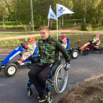 Eero Uusitalo kerää varoja lasten liikuntaan kelaamalla pyörätuolilla Aurasta Lohjalle