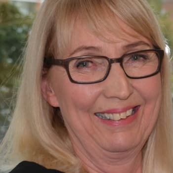 "Atwoodia kääntäessä saa olla tarkkana, sillä soljuvan ja helpon pinnan alle kätkeytyy kerroksia ja kirjallisia viittauksia", sa