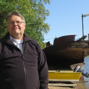 Surullisenkuuluisan Kuru-laivan runko ruostuu yksityisrannassa Ruovedellä