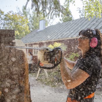 Ulla Haglund tekee moottorisahalla taidetta