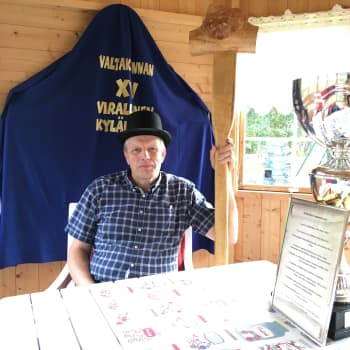 Valtakunnan virallinen kylähullu taistelee kyläkoulun puolesta