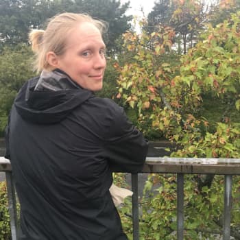 Lasinen lapsuus vinoutti porilaisen Helena Lindbergin minäkuvaa: "Äiti oli juovuksissa häijy ja syytti minua alkoholismistaan"