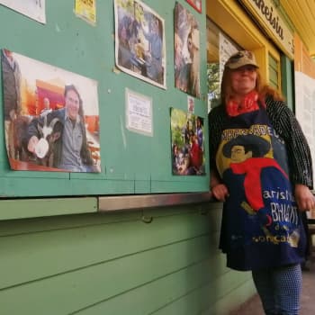“Milosevićin munkki”, “Maijan rahatanssi” ja muita taidetempauksia – haastattelussa Kivinokan kahvilan Maija Hyvönen