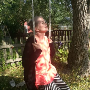 Kolmekymppisenä vanhempansa menettänyt Mirka Mylläri työsti surua kirjoittamalla - esikoisnäytelmän kantaesitysvaraus Kotkassa