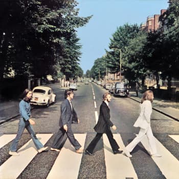 Beatlesien Abbey Roadilla otetusta kuvasta 50 vuotta - fanit ovat vieneet katukyltitkin