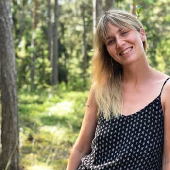 “Kenenkään ei pitäisi joutua valitsemaan vanhemmuuden ja uran välillä” - kirjailija Helmi Kekkonen rikkoo äitimyyttejä