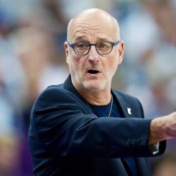 Kuusi kuvaa koripallovalmentaja Henrik Dettmannin elämästä