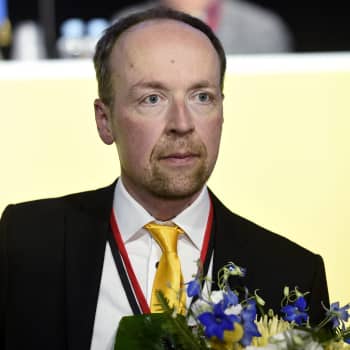 Keskusta ryömii ja Perussuomalaiset porskuttaa - mitä muuta puoluekannatusmittaus paljastaa?