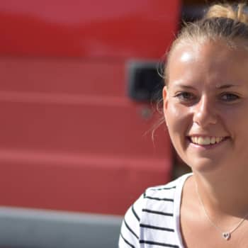 Det är viktigt att lära sig att simma - barn ska gärna börja i simskola redan i treårsåldern, tipsar simlärare